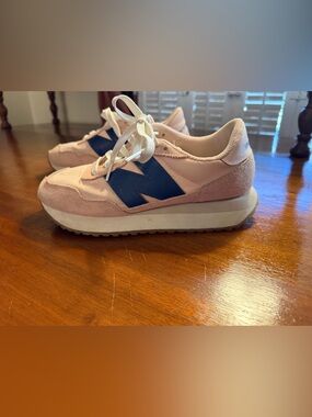 New Balance Women's Pink Sneaker with Navy 'N' Accent